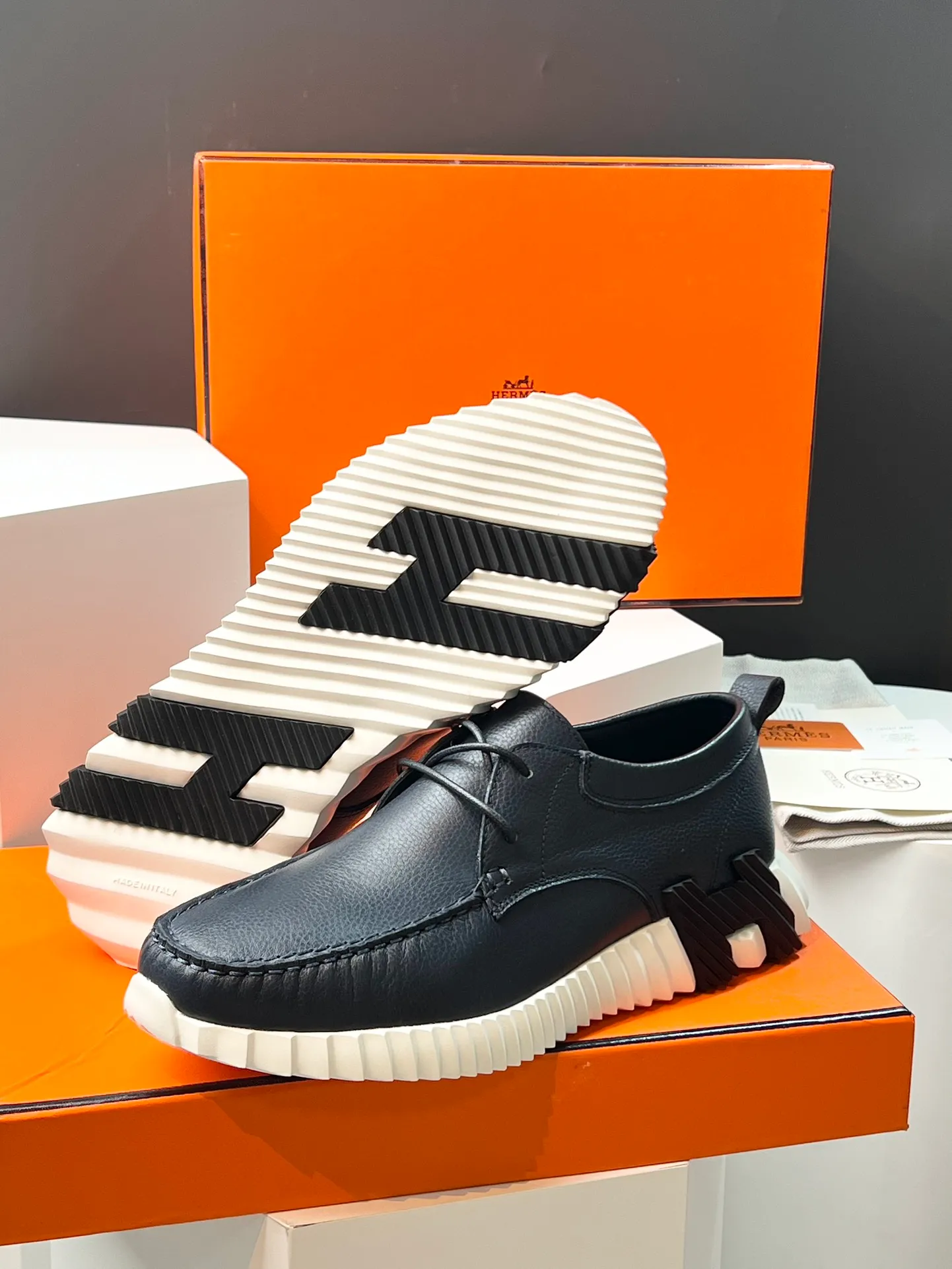 PP660【Hermes】fe new arrival~New Bouncing sneakers are the most comfortable shoes from Hermès. They are extremely light on the feet and look great. You won’t feel tired even when you go shopping and running around👍. They are light and comfortable. They are extremely light. They are perfect for both sports and leisure. They feel great when you step on them! It’s up to you to choose, there’s always what you want~ ✔️Fabric: Imported first-layer cowhide ✔️Inner lining: Imported water-dyed cowhide ✔️Outsole: Seamless combination of IP+TPU (multi-color letters) German technology irradiation machine ✔️Code number: Male 38-44 (45 customized)